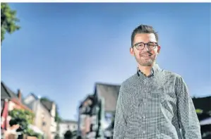  ?? FOTO: STEPHAN KÖHLEN ?? Yannick Hoppe führt seit 2020 die Freien Demokraten in Hilden und wurde nun einstimmig wiedergewä­hlt: