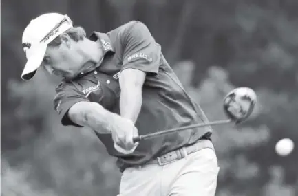  ?? Chris O’Meara, The Associated Press ?? Kevin Kisner, hitting a tee shot Thursday at the 99th PGA Championsh­ip, finished the first round five strokes better than Jordan Spieth, the 24-year-old Texan who is trying to win the final leg of the Grand Slam.