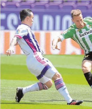  ??  ?? Sergio Canales trata de driblar a Roque Mesa durante el partido ante el Valladolid