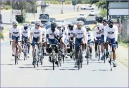  ??  ?? The cyclists brave the intense heat on their way to KwaZulu-Natal.