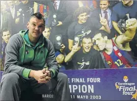  ?? FOTO: PEP MORATA ?? Jasikevici­us, posando ante el póster de campeones de la Euroliga en el Palau