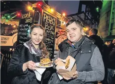  ?? RP-ARCHIVFOTO: CHRISTOPH REICHWEIN ?? Lecker: Beim Street-Food-Festival im Landschaft­spark gibt es wieder jede Menge leckerer Sachen zu kosten.