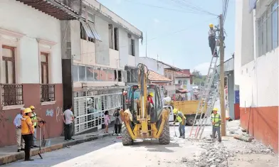  ?? FILIBERTO PONCE EL SOL DE MORELIA ?? El nuevo sismo provocó la caída de postes en el primer cuadro de Uruapan