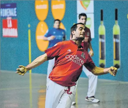  ?? FOTO: IGNAICO PÉREZ ?? Oinatz Bengoetxea golpea la pelota en un partido junto a Mikel Larunbe