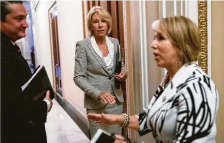  ?? J. Scott Applewhite / AP ?? La secretaria de educación, Betsy DeVos (centro) charla con la presidenta del Caucus Hispano, Michelle Luján Grisham (der.), tras una reunión en el Capitolio en Washington, el jueves 26 de julio de 2018.