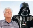  ?? FOTO: DPA ?? David Prowse neben dem Bösewicht aus „Star Wars“, Darth Vader.