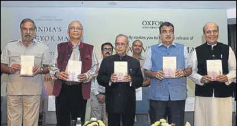  ?? VIPIN KUMAR/HT PHOTO ?? (From left) Congress leaders Anand Sharma, Abhishek Singhvi, former President Pranab Mukherjee, Union minister Nitin Gadkari and TMC’S Dinesh Trivedi at the launch of book ‘India’s Vibgyor Man’ in New Delhi on Tuesday.