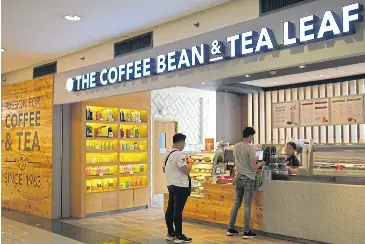  ??  ?? RIGHT Customers line up at a branch of The Coffee Bean & Tea Leaf in Manila.