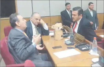  ?? (foto gentileza). ?? Los senadores colorados Juan Darío Monges (i) y Eduardo Petta discuten fuertement­e sobre las cuestiones internas de la ANR. Escucha Víctor H. Paniagua