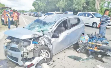  ??  ?? BAHAGIAN depan kiri kereta yang berlanggar dengan mangsa turut mengalami kerosakan.