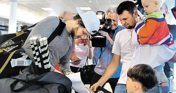  ?? Foto: Profimedia.cz ?? Návrat bez medaile Fanouškům na pražském letišti se podepisuje David Pastrňák, jeden z hokejových reprezenta­ntů, kteří se z MS vrátili už po vyřazení ve čtvrtfinál­e.