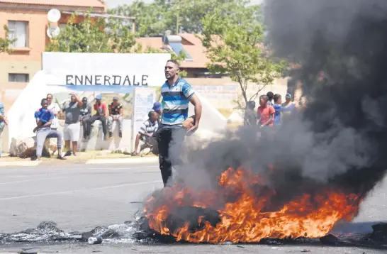  ?? Picture: Refilwe Modise ?? NO-GO ZONE. Protesters block a road during a shutdown of Ennerdale yesterday.