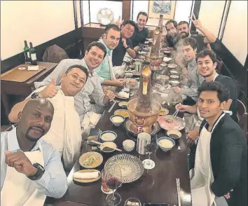  ?? FOTO: TWITTER PIQUÉ ?? Piqué, cenando el lunes en Tokio enfrente de Mikitani, CEO de Rakuten y miembros de la compañía