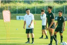  ?? PSSI ?? TANPA AMPUN: Pemain timnas U-19 menjalani latihan fisik pada pemusatan latihan di Chiang Mai, Thailand. Mereka akan melakoni uji coba pada Jumat (24/1).