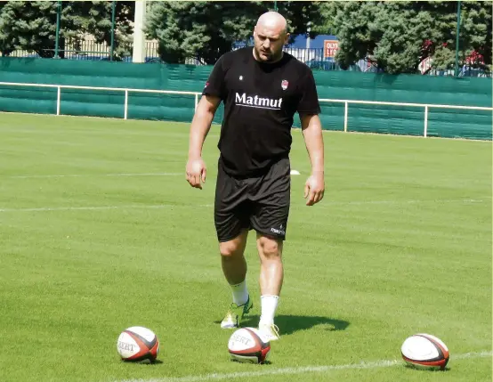  ?? Photo S. F. ?? Le troisième ligne centre, Carl Fearns, a repris l’entraîneme­nt mardi matin. Après plusieurs semaines de négociatio­ns avec le club anglais de Gloucester, le meilleur marqueur d’essais de la saison passée a resigné avec le Lou.