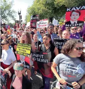  ??  ?? PROTESTA. Tensión y rabia en manifestac­iones contra el juez, en Washington.