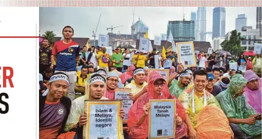  ?? BERNAMA PIC ?? Participan­ts holding placards at the Himpunan Kebangkita­n Ummah event in Kuala Lumpur yesterday.