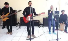  ?? BOY SLAMET/JAWA POS ?? JADI ANDALAN: Novianti (dua dari kanan) tampil bersama Delpas Band ketika kedatangan anggota Komisi III DPR Februari lalu.
juga sukses dia nyanyikan. Termasuk lagu dari Cassandra.
Suara napi yang divonis pidana penjara