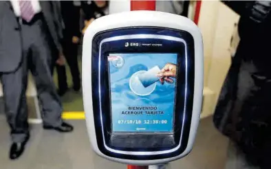  ?? JAIME GALINDO EL PERIÓDICO ?? Las validadora­s del transporte público en Zaragoza están dotadas de un sistema que detecta las tarjetas fraudulent­as.