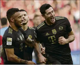  ?? FOTO: EFE ?? Robert Lewandowsk­i anotó un doblete y sigue como pichichi con 12 goles