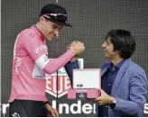  ??  ?? Tom Dumoulin, premiato da Andreas Albeck, Marketing Director TAG Heuer Italia, con un TAG Heuer Connected Modular 45 Giro dõitalia