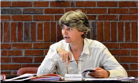  ??  ?? Blandine Lefebvre (UDI) sera la candidate de la droite et du centre aux législativ­es sur la 6e circonscri­ption. En cas de victoire, elle se retirera complèteme­nt du conseil municipal de Saint-Nicolas-d’Aliermont. (Photo d’archives)