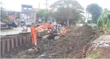  ?? WAHYU ZANUAR BUSTOMI/JAWA POS ?? BUTUH REKAYASA: Alat berat menggali tanah yang akan digunakan untuk pemasangan box culvert di Jalan Sememi, sekitar 200 meter dari Jembatan Kendung.