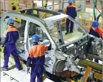  ?? SHAO RUI / XINHUA ?? Employees work on a Zhejiang Geely Holding Group production line in Baoji, Shaanxi province.