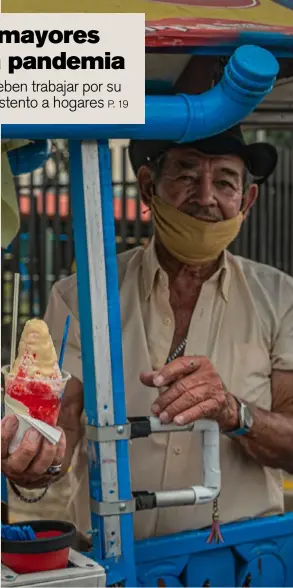  ?? CHRISTIAN BARQUERO ?? Lucía Alfaro, de 77 años, una vendedora informal de tamales y prestiños, y el copero Víctor Porras (81) -ambos heredianos-, encarnan a una parte de la población que diariament­e sale a las calles para obtener algunos ingresos que les permitan sobrevivir.