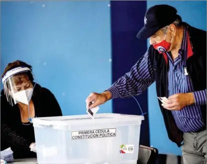  ?? XINHUA ?? A man casts his vote at a polling station in Santiago, Chile, on Oct 25.