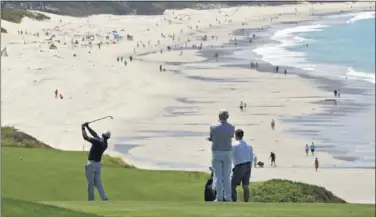  ??  ?? ESPECTACUL­AR. Tiger Woods, durante la vuelta de prácticas en Pebble Beach previa al US Open.