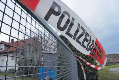  ?? ARCHIVFOTO: KARL-JOSEF HILDENBRAN­D/DPA ?? Ein Absperrban­d der Polizei hängt am Abend am Hoftor des Einfamilie­nhauses in Altenstadt, in dem das Ehepaar getötet wurde.