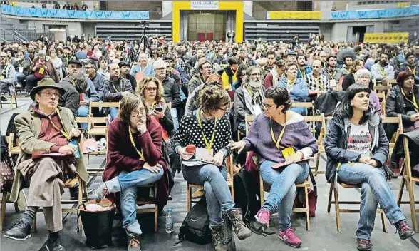  ?? SUSANNA SÁEZ / EFE ?? Los anticapita­listas Julià de Jòdar, Eulàlia Reguant, Mireia Vehí, Natàlia Sànchez y Anna Gabriel, ayer durante la asamblea general en Granollers