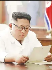  ?? [연합뉴스] ?? 조선중앙통신이 23일 홈페이지에 공개한 사진에서 김정은 북한 국무위원장이집무실로­보이는공간에서트럼프­대통령의친서를읽는 모습.