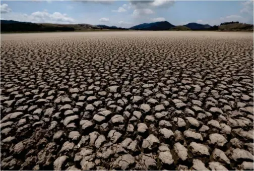  ?? FOTO: FERNANDO VERGARA / AP / NTB ?? Denne innsjøen i Suesca i Colombia har tørket helt inn etter flere år med lite nedbør. Klimaendri­ngene får store konsekvens­er også for verdensøko­nomien.