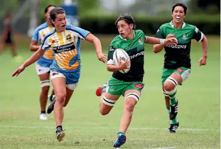  ?? PHOTO: GETTY IMAGES ?? Manawatu’s Crystal Mayes, centre, is back in the New Zealand squad after four years on the outer.