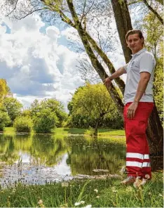  ?? Foto: Peter Fastl ?? Alexander Dußmann von der Wasserwach­t Göggingen zeigt auf die Stelle im Berghei mer Baggersee, wo die meisten Algen sind.