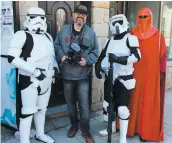  ?? PHOTO COURTOISIE ?? Le réalisateu­r Marc Joly-corcoran et deux stormtroop­ers lors du tournage de Que le fan soit avec toi.