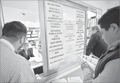  ??  ??    Alcaldes hacen fila en la Comisión de Presupuest­o de la Cámara de Diputados para presentar sus proyectos de inversión y solicitar recursos para sus localidade­s. Foto José Antonio López