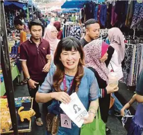  ?? PIC BY HASRIYASYA­H SABUDIN ?? Independen­t candidate Lau Seck Yan handing out pamphlets in Batu yesterday.