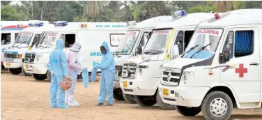  ?? Agence France-presse ?? ↑
Family members and relatives stand next to ambulances carrying the bodies of victims in Bengaluru on Sunday.