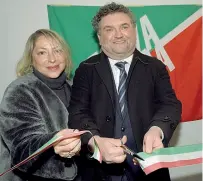  ??  ?? Neoassesso­re Alessandro Mattinzoli è fresco assessore regionale. Qui è con la candidata Paola Vilardi