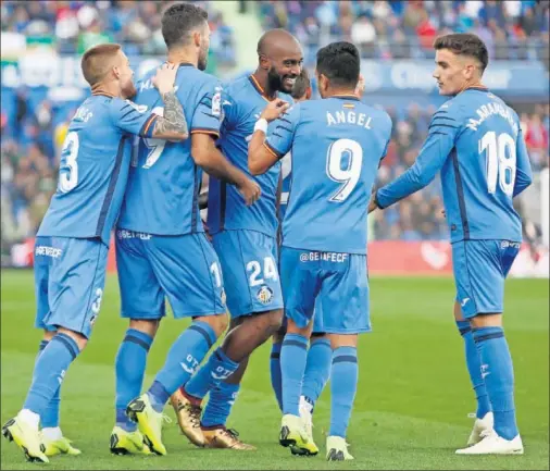  ??  ?? OTRA VEZ FOULQUIER. El francés, que ya marcó la semana pasada al Rayo, es felicitado por Antunes, Molina, Ángel y Arambarri por su gol.