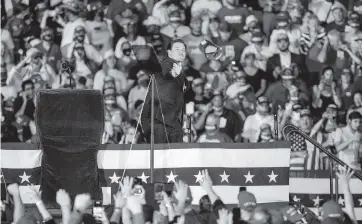  ?? DANIEL A. VARELA dvarela@miamiheral­d.com ?? Gov. Ron DeSantis tosses MAGA hats into the crowd before taking the podium and imploring Floridians to vote for Trump, during the Opa-locka rally on Nov. 1.