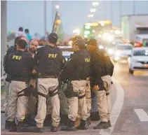  ?? FOTO: DANIEL CASTELO BRANCO ?? Agentes da PRF acompanham o protesto de caminhonei­ros na Reduc