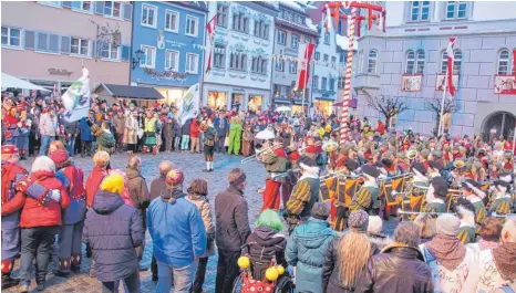  ?? FOTOS: SUSI WEBER ?? Die Kißlegger Narrenzunf­t Hudelmale „rockte“bei ihrem Auftritt den proppevoll­en Marktplatz und erhielt viel Applaus.