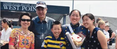  ??  ?? 王謙愛(右二)和父母、弟弟和妹妹一起參加西­點軍校畢業典禮。(記者牟蘭／攝影)