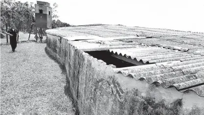  ?? Rivaldo Gomes/folhapress ?? ■ Caixa d’água no parque do Carmo, na região de Itaquera (zona leste de SP), com as telhas quebradas; prefeitura admite que lugar foi vandalizad­o e tem sido usado como uma piscina por algumas pessoas