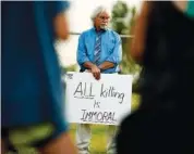  ?? PHOTO BY ANDREW NELLES/THE TENNESSEAN VIA AP ?? Jon Warkentin, of Nashville, gathers with protesters Thursday outside the Riverbend Maximum Security Institutio­n before the execution of Billy Ray Irick in Nashville.