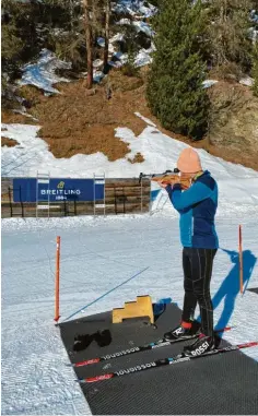  ??  ?? Eine Woche voller neuer Eindrücke: Unser Redakteur Marco Scheinhof hat sich in der Loipe gequält. Im Skating-Stil (links), im klassische­n Stil (rechts) und zum Abschluss sogar im Biathlon.